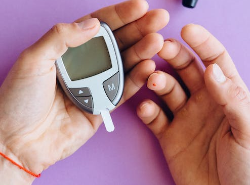 Comprobar un glucómetro para obtener una lectura de azúcar en sangre
