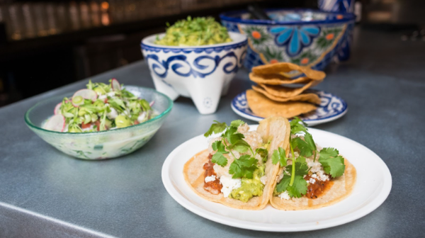 Mesa con comida mexicana saludable