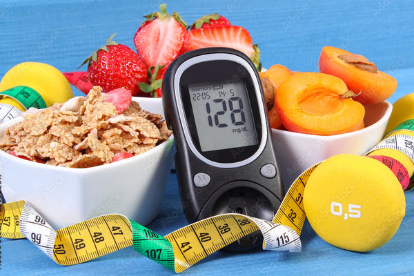Glucómetro para controlar el nivel de azúcar, comida sana, pesas y centímetros, diabetes, estilo de vida saludable y deportivo.