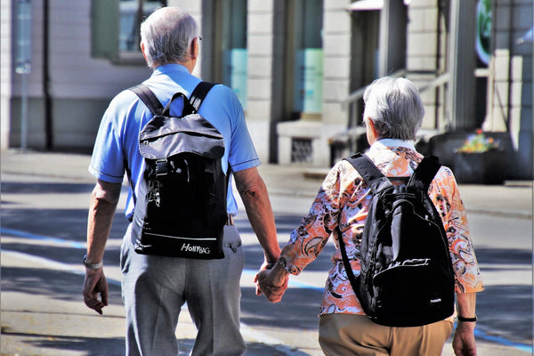 Personas mayores, ancianos, personas caminando en una ciudad