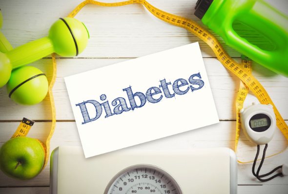 Diabetes escrita en un trozo de papel blanco junto a un glucómetro y cinta métrica de cintura y pesas de ejercicio