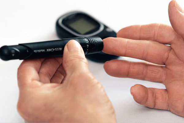 Controlar su nivel de azúcar en sangre con un monitor de glucosa