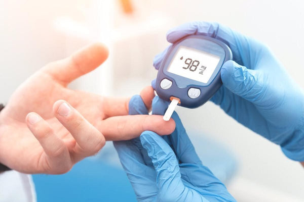 Pinchazo en el dedo para una lectura de glucosa en sangre de 98 mg/dL. Source: https://elcomercio.pe/casa-y-mas/salud-cual-es-las-diferencias-entre-la-diabetes-y-la-prediabetes-tipos-de-diabetes-rmmn-emcc-noticia/#google_vignette